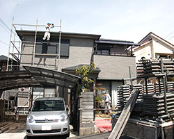 足場の仮設を行います。