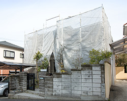 足場仮設時に飛散防止シートも設置します。